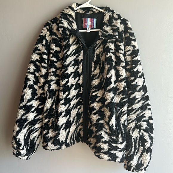 Urban Outfitters Jackets & Blazers - Urban Outfitters Black & White Sherpa Zip Jacket